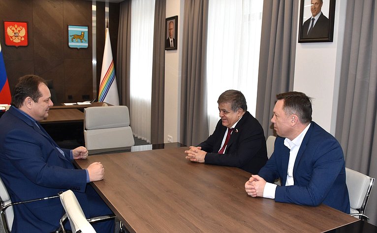 В ходе работы в регионе Владимир Джабаров провел встречу с губернатором и председателем Законодательного собрания Еврейской автономной области