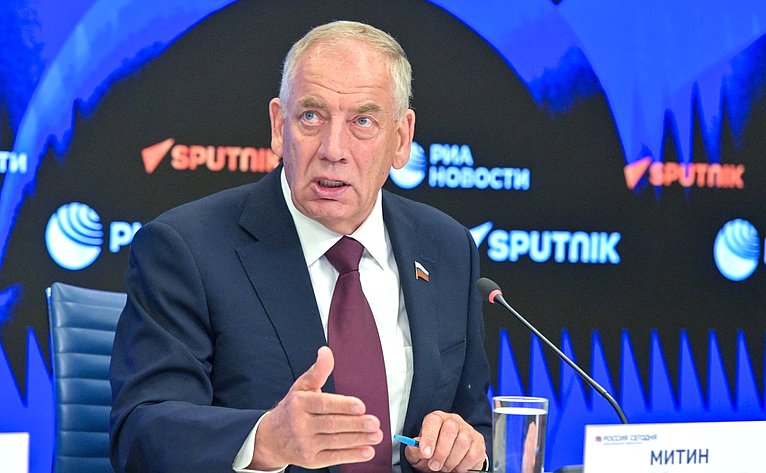 В пресс-центре МИА «Россия сегодня» председатель Комитета СФ по аграрно-продовольственной политике и природопользованию Александр Двойных и его первый заместитель Сергей Митин провели пресс-конференцию на тему «Российское село: настоящее и будущее»