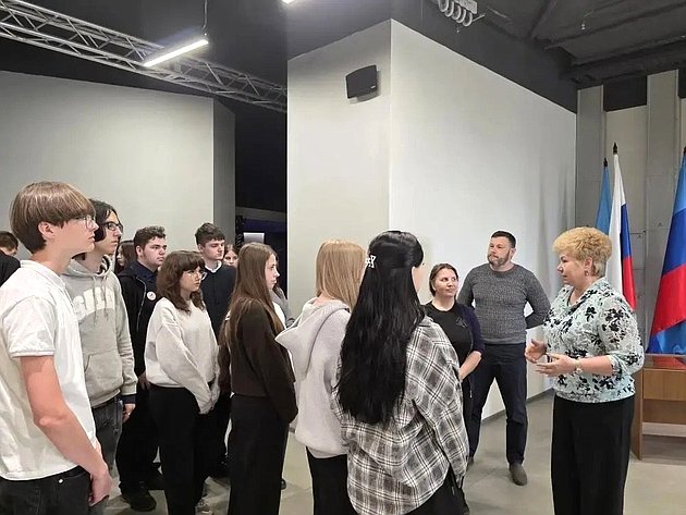 Ольга Бас в ходе поездки в регион посетила выставку «150 артистов. Союз театральных деятелей»