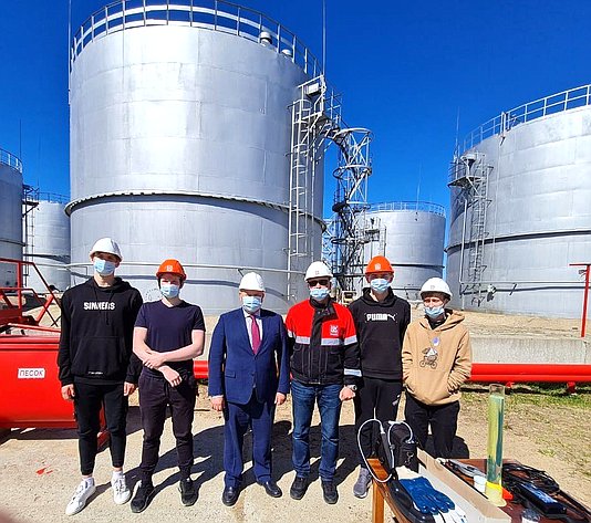 Денис Гусев посетил вместе со студентами Ненецкого профессионального училища Нарьян-Марскую нефтебазу