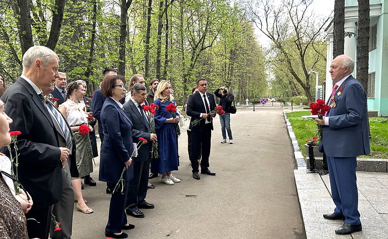 Перед началом торжественного концерта преподаватели, сотрудники, студенты вуза и гости мероприятия почтили память героев, погибших во времена Великой Отечественной войны
