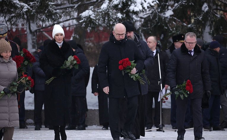 Олег Цепкин принял участие в состоявшейся в регионе церемонии возложения венков к Вечному огню на Аллее Славы