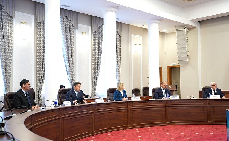 Сенаторы приняли участие в совещании по строительству школы в г. Братске