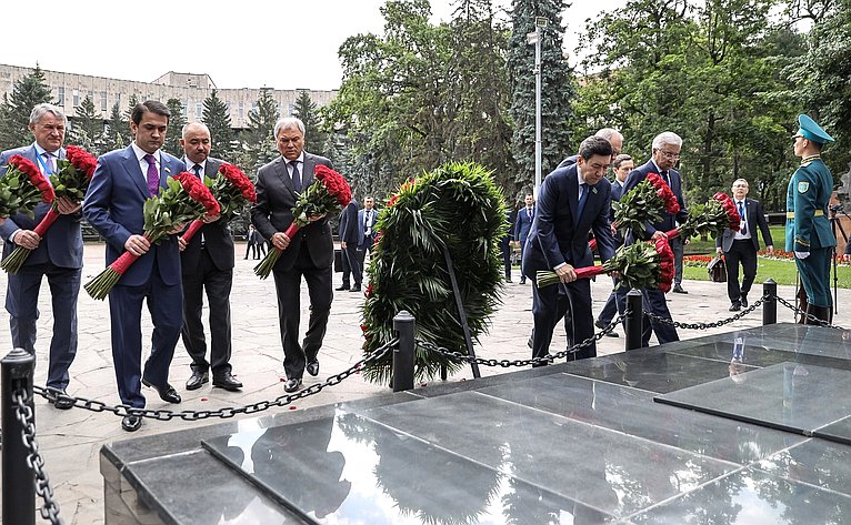 Главы парламентских делегаций государств-членов ОДКБ возложили венок и цветы к Вечному огню, почтив память советских воинов, павших в годы Великой Отечественной войны