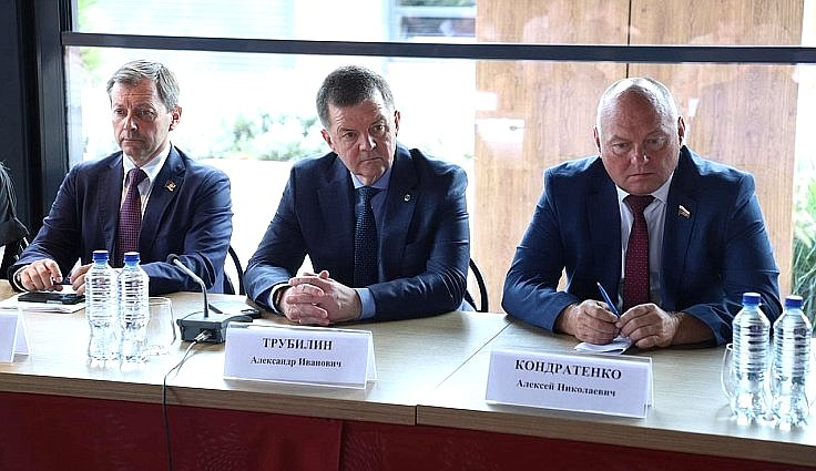Алексей Кондратенко побывал на одном из крупнейших предприятий – агрофирме «Южной» в Таманском сельском поселении и принял участие в совещании, посвященном развитию виноградарства и виноделия как ключевой отрасли для экономики Краснодарского края