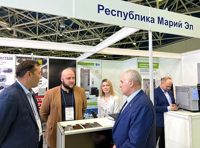 Сергей Мартынов встретился с участниками выставки «Химия-2022» из Марий Эл