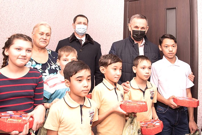 Олег Алексеев и Дмитрий Романов побывали в гостях у семей, которые взяли под опеку несовершеннолетних детей