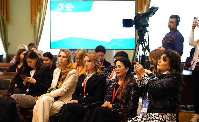 Заместитель Председателя Совета Федерации Галина Карелова провела тематическую сессию «Роль женщин в инновационном развитии здравоохранения: прорывные решения в условиях новых вызовов»