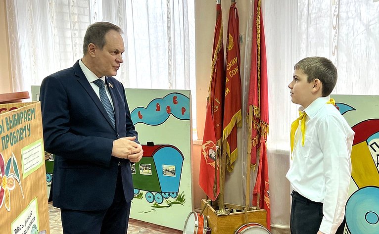 Александр Башкин наградил астраханского школьника — лауреата конкурса «Дорога жизни»