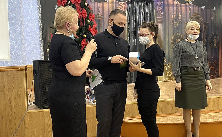 Сенатор Олег Алексеев поздравил с новогодними праздниками ребят, которым требуется особое внимание