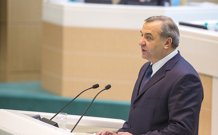Министр МЧС В. Пучков на 386-м заседании Совета Федерации