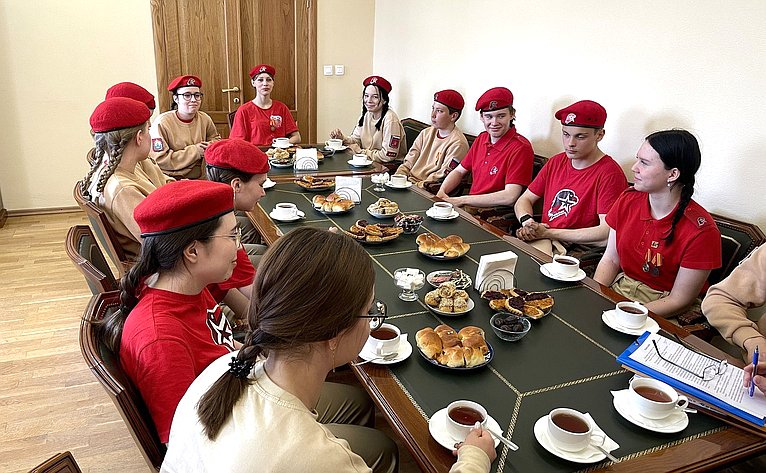 Александр Лутовинов в ходе региональной недели провел встречу с юнармейцами Ненецкого автономного округа