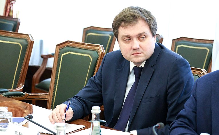 Елена Перминова встретилась с членом Постоянного комитета по вопросам государственной бюджетной отчетности и экономики Национального совета Намибии Абнером Шиконго