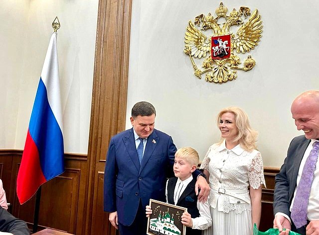 Сергей Перминов организовал в преддверии Дня защиты детей проведение экскурсии в палату регионов для группы социально поддерживаемых юных земляков