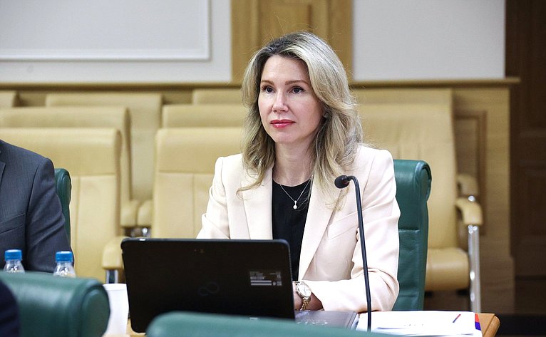 Совещание Комитета Совета Федерации по федеративному устройству, региональной политике, МСУ и делам Северана тему «Газификация и ее производные: газохимия и нефтехимия как драйвер роста экономики Дальневосточного федерального округа»
