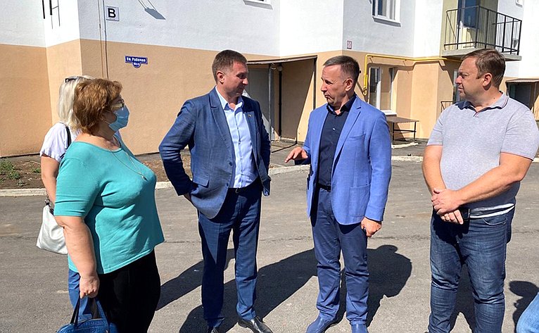 Олег Алексеев вместе с представителями общественности и органов региональной и муниципальной власти осмотрел новые дома в поселке Геофизик