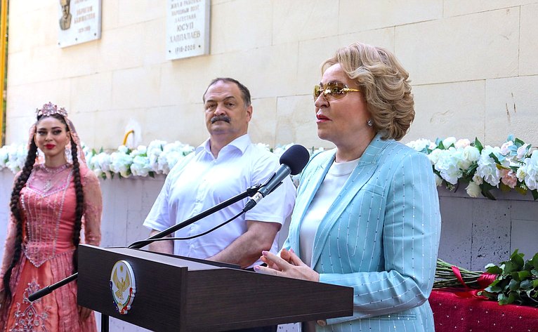 Открытие мемориальной доски и возложение цветов к памятнику Фазу Алиевой