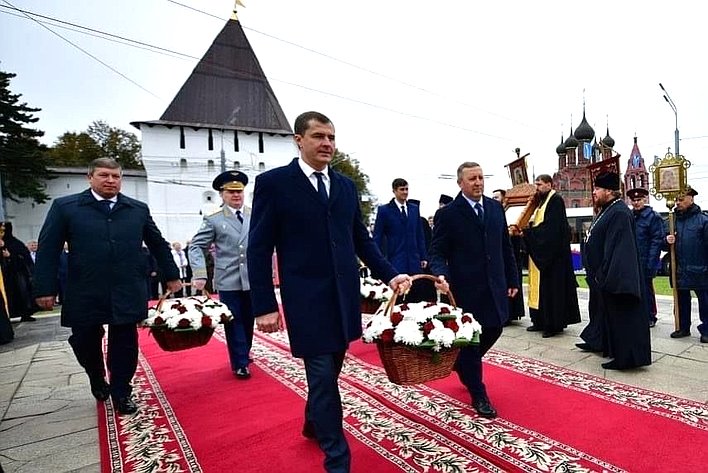 Сергей Березкин вместе с мэром города Владимиром Волковым возложил цветы к памятнику Ярославу Мудрому на Богоявленской площади