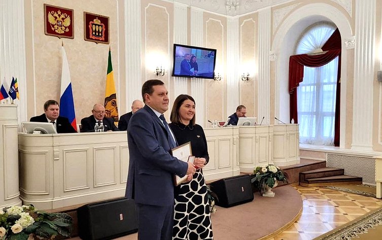 Юлия Лазуткина вручила Почетные грамоты Совета Федерации