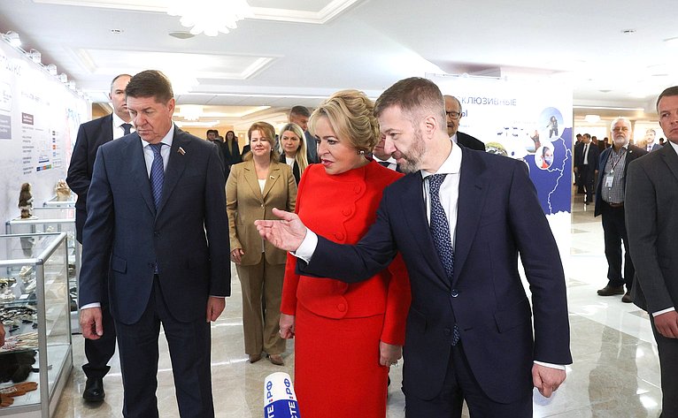 Валентина Матвиенко и Владислав Кузнецов осмотрели выставку, развернутую в Совете Федерации, которая посвящена истории, современности и перспективам развития Чукотского автономного округа