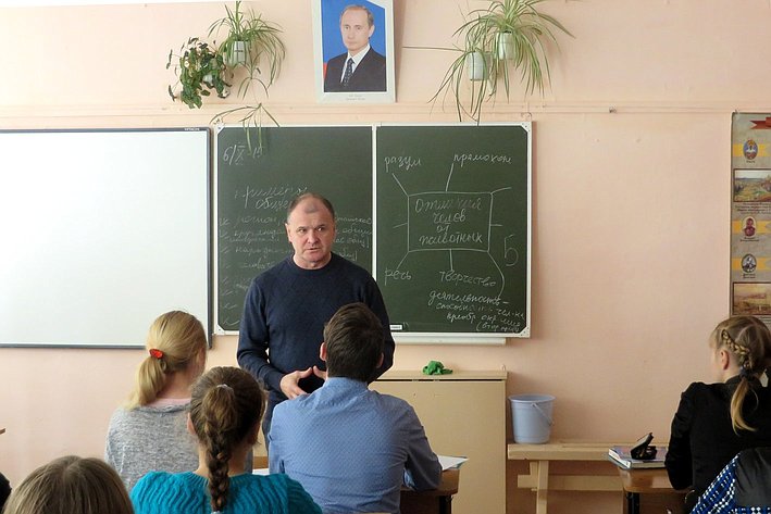 Игорь Чернышев провел выездной прием граждан в Кривошеинском районе области