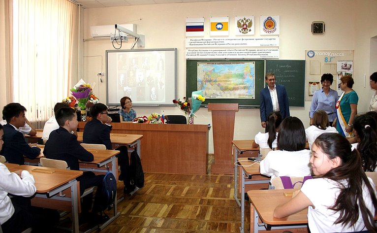 Алексей Майоров поздравил учеников с началом учебного года,