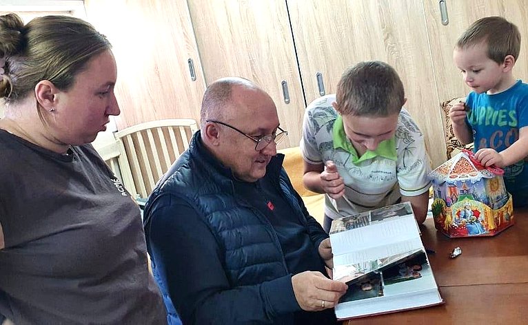 Андрей Базилевский в ходе региональной недели поздравил лично ребят, которые писали письма Деду Морозу и разместили эти послания на «Ёлке желаний»