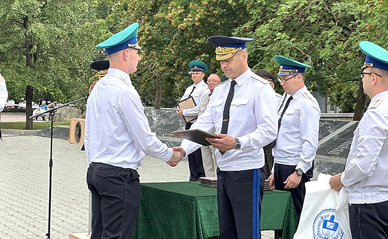 Церемония вручения наказов сотрудникам федеральной службы безопасности, приступающим к работе в пограничном подразделении Челябинской области