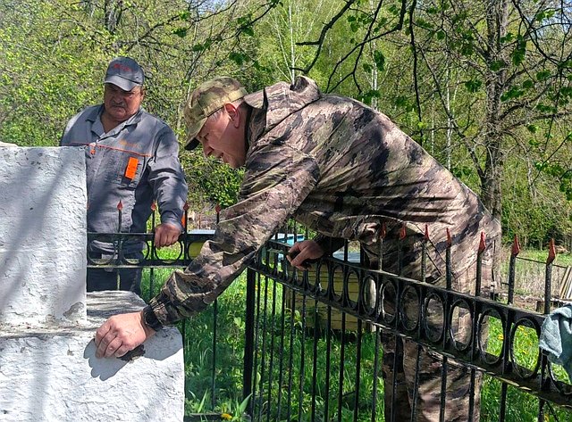 Артем Малащенков привел в порядок захоронение бойцов Красной Армии в преддверии Дня Победы