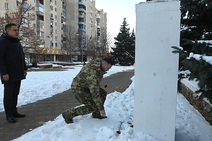 Айрат Гибатдинов возложил цветы к мемориалу «Непокорённые» в городе Краснодон Луганской Народной Республики