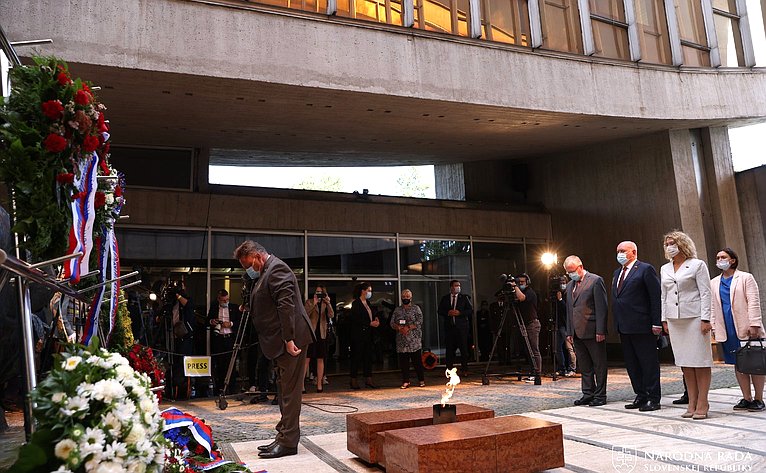 Делегация СФ совместно со словацкими депутатами возложила венок к мемориалу «Славин», посвященному воинам Советской армии, которые погибли за освобождение Словакии от фашистских захватчиков в годы Второй мировой войны