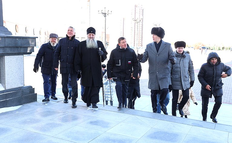 Андрей Турчак вместе с Михаилом Дегтяревым посетили храм Мемориального комплекса