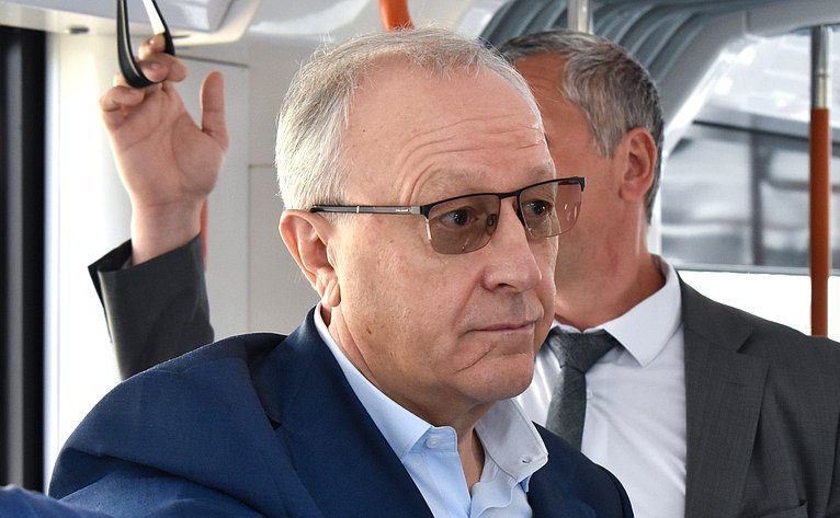 В ходе поездки сенаторы РФ посетили ряд ключевых социальных объектов, обсудили вопросы развития городского транспорта, обновления подвижного состава, темы инженерной инфраструктуры и экологии