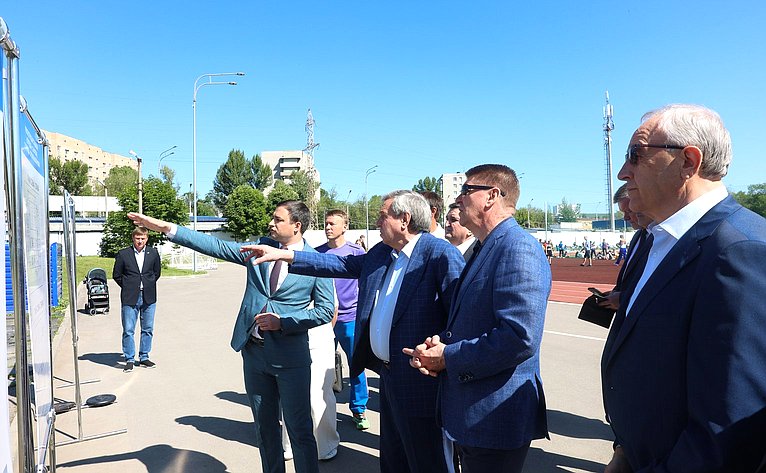 В ходе поездки сенаторы РФ побывали на стадионе «Торпедо», где в планах строительство универсального спортзала и реконструкция водноспортивной базы «Олимпия» в Энгельсе