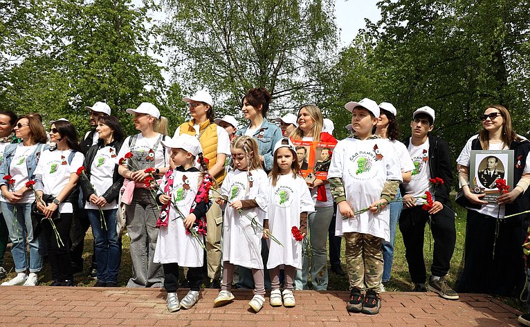 В Год защитника Отечества и 80-летия Победы в Великой Отечественной войне 1941–1945 годов сенаторы РФ и сотрудники Аппарата СФ провели акцию «Сад Памяти» — высадили 250 кустов сирени в музее-заповеднике «Горки Ленинские»