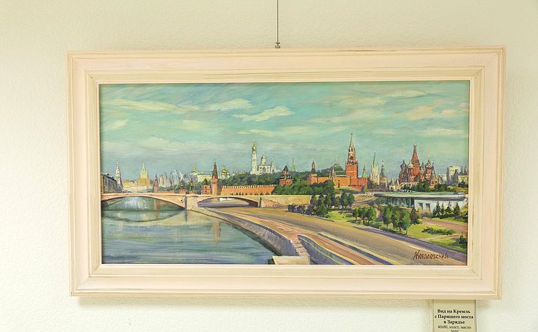 Дина Оюн открыла в верхней палате парламента выставку живописи московского художника Андрея Ковалевского «Мир на палитре»