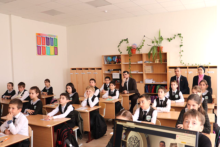 Мухарбек Барахоев в ходе региональной поездки посетил школу №4 города Назрань и принял участие в классном часе на тему труда — «Труд крут»