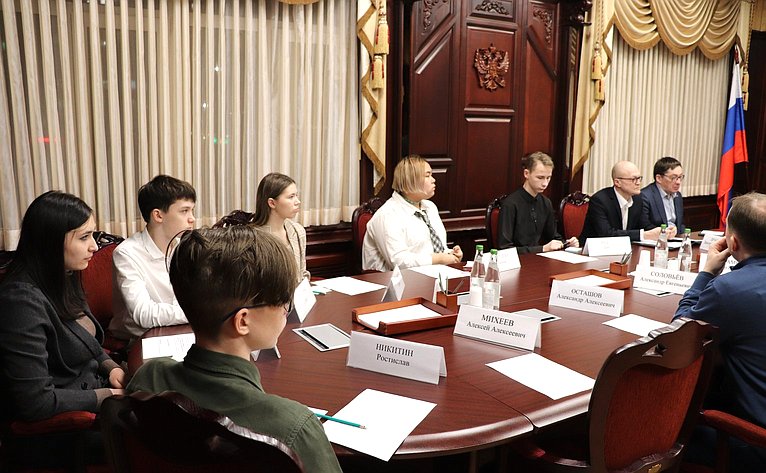 Римма Галушина приняла участие в информационной встрече, посвящённой событиям в Украине с юными журналистами общественно-политической газеты «Няръяна Вындер»