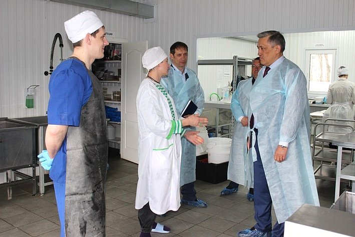Юрий Валяев в рамках работы в регионе посетил цех по производству мясной продукции и полуфабрикатов села Валдгейм