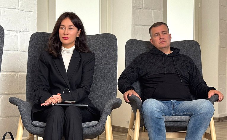 Елена Дягилева выступила спикером панельной дискуссии, посвящённой развитию малых городов. Обсуждение опыта разных субъектов страны состоялось в рамках деловой программы фестиваля в Никеле