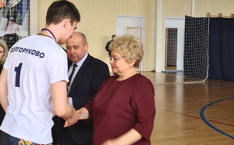 Оксана Хлякина в ходе рабочей поездки в регион посетила Долгоруковский район и побывала на финале соревнований по волейболу