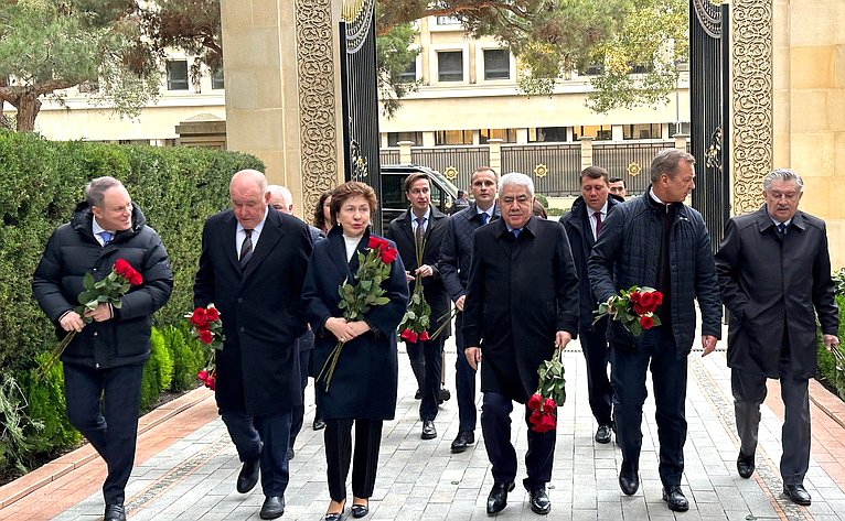 Российская парламентская делегация возложила цветы к могиле общенационального лидера Азербайджана Гейдара Алиева