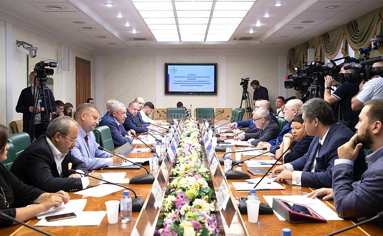 Заседание рабочей группы Временной комиссии Совета Федерации по защите государственного суверенитета и предотвращению вмешательства во внутренние дела РФ