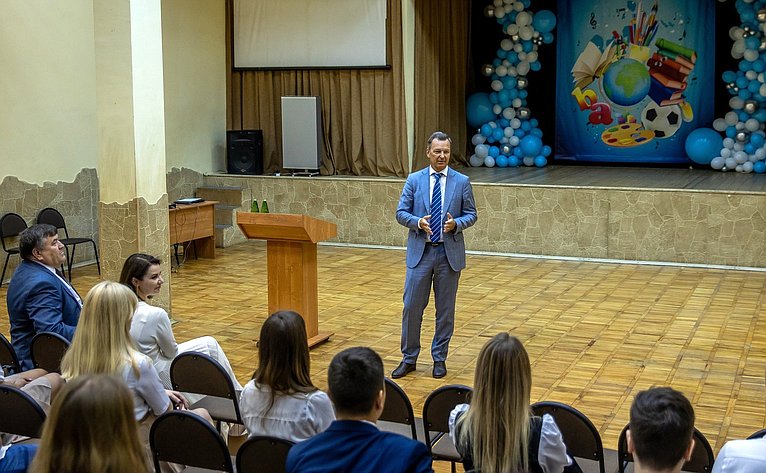 В День знаний Андрей Яцкин провел «открытый урок» в средней общеобразовательной школе № 37 для учащихся 11-х классов