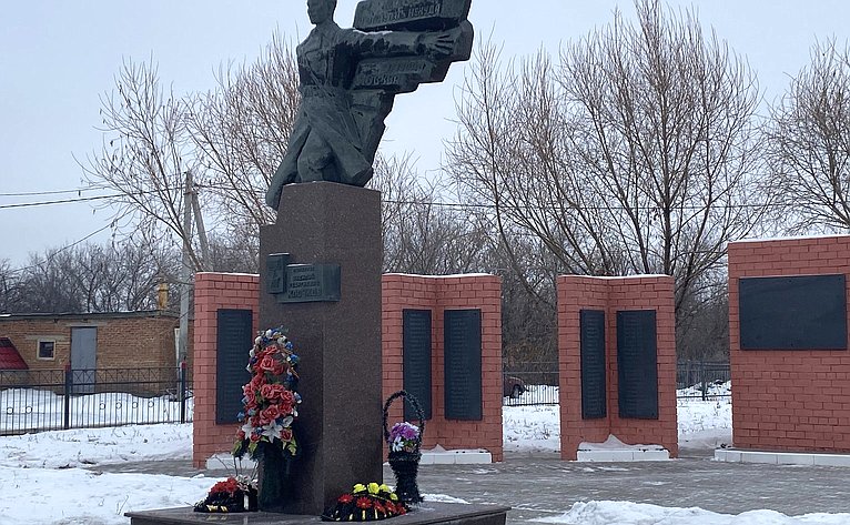 Олег Алексеев поздравил жительницу Воскресенского района с победой в конкурсе красоты и возложил цветы к памятнику Герою Советского Союза