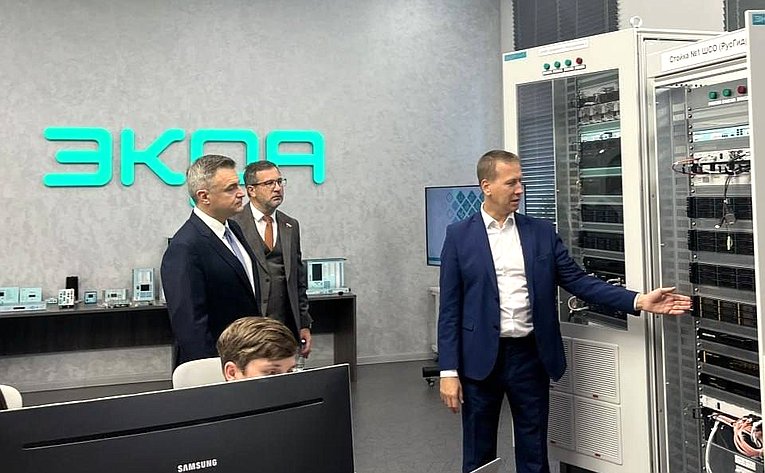 Николай Владимиров и заместитель министра промышленности РФ Василий Шпак посетили ведущее промышленное предприятие Чувашии