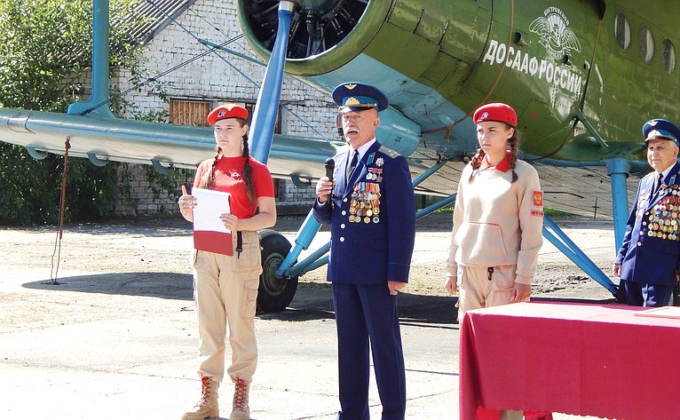 Председатель регионального отделения ДОСААФ России Костромской области Алексей Кукин поздравил всех присутствующих с праздником авиации