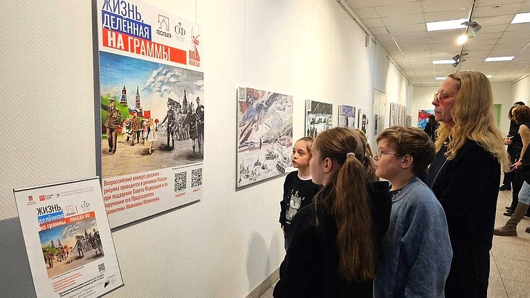 Лариса Круглова приняла участие в церемонии открытия в Мурманске выставки работ победителей Всероссийского конкурса детского рисунка «Жизнь, делённая на граммы»