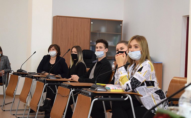 Эдуард Исаков провел встречу с активистами и представителями молодежных общественных организаций г. Нефтеюганска