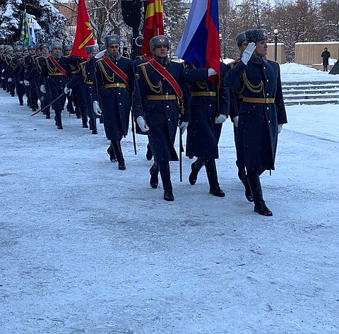 Маргарита Павлова приняла в регионе участие в церемонии возложения цветов и венков к челябинскому мемориалу «Вечный огонь»